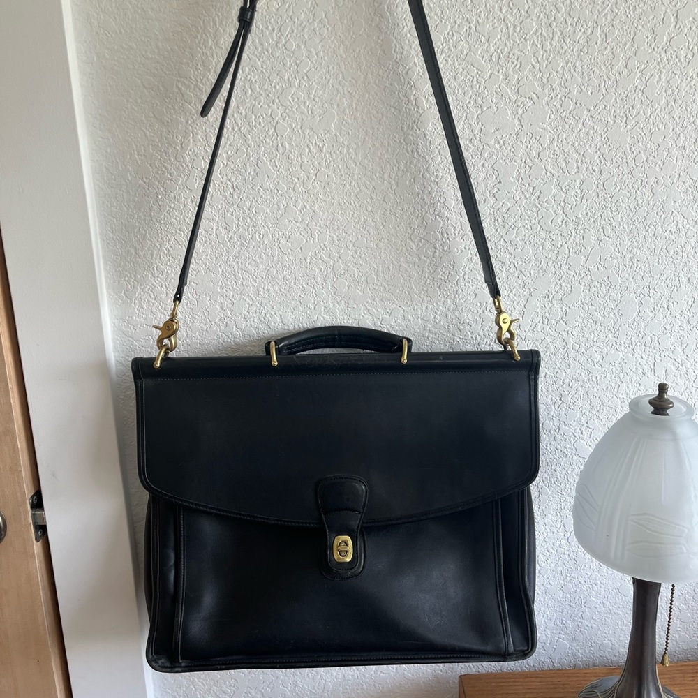 Coach Black Messenger Bag Sleek Design